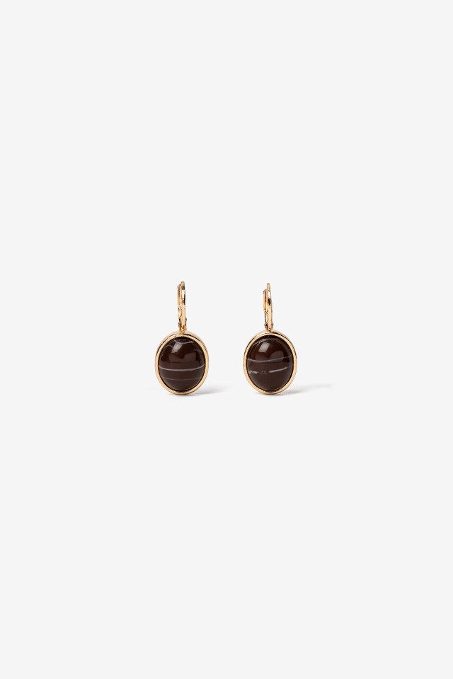 Pendientes dorados elegantes
