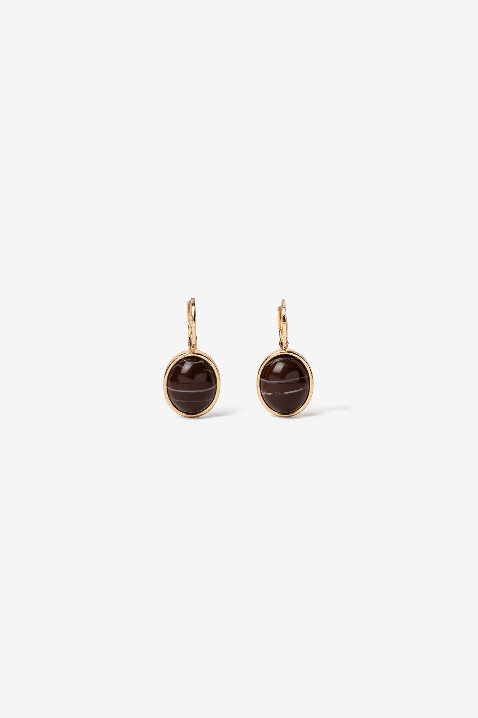 Pendientes dorados elegantes
