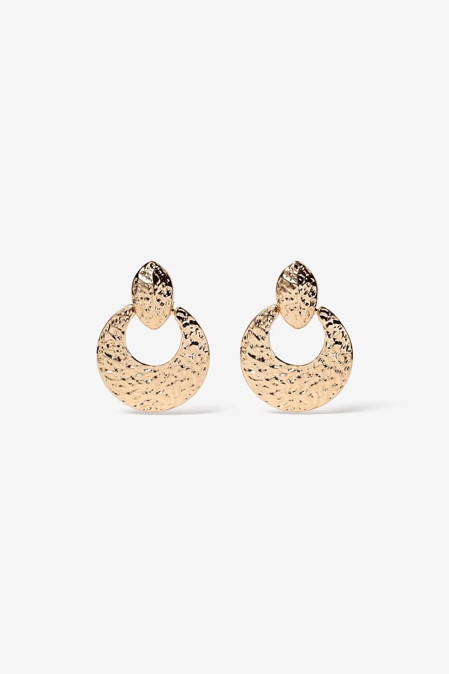 Pendientes dorados texturizados