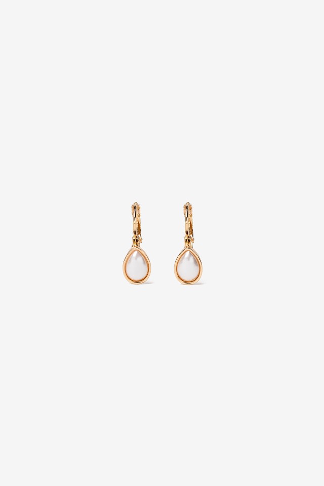 Pendientes dorados con perlas