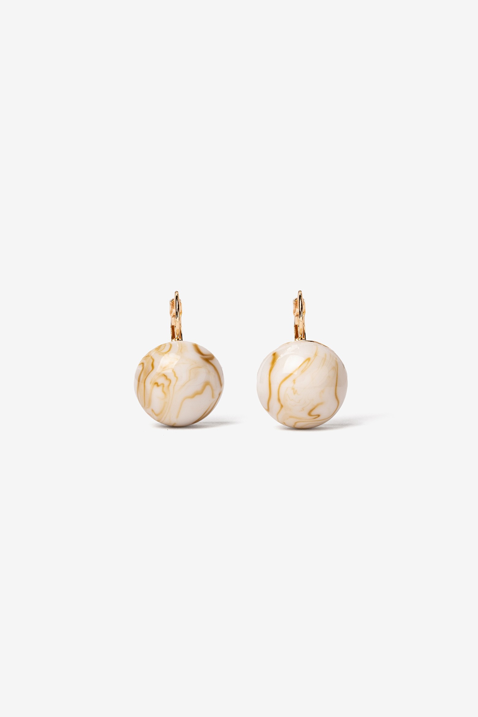 Pendientes dorados elegantes