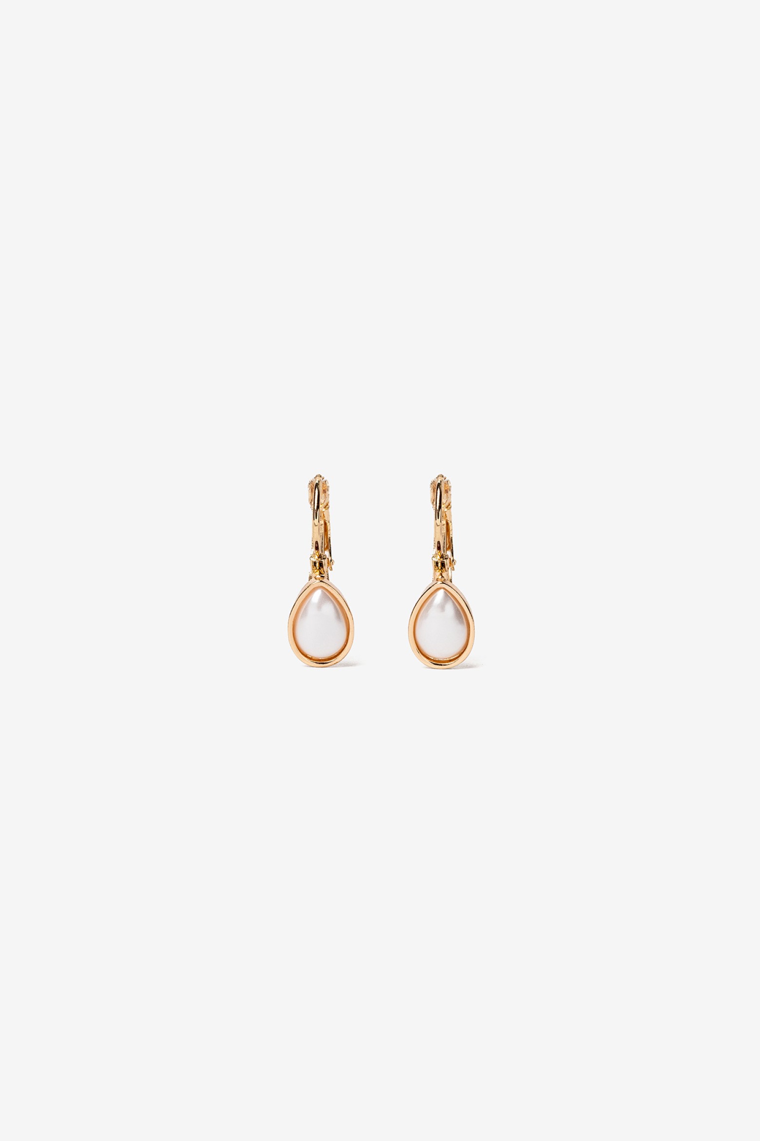 Pendientes dorados con perlas