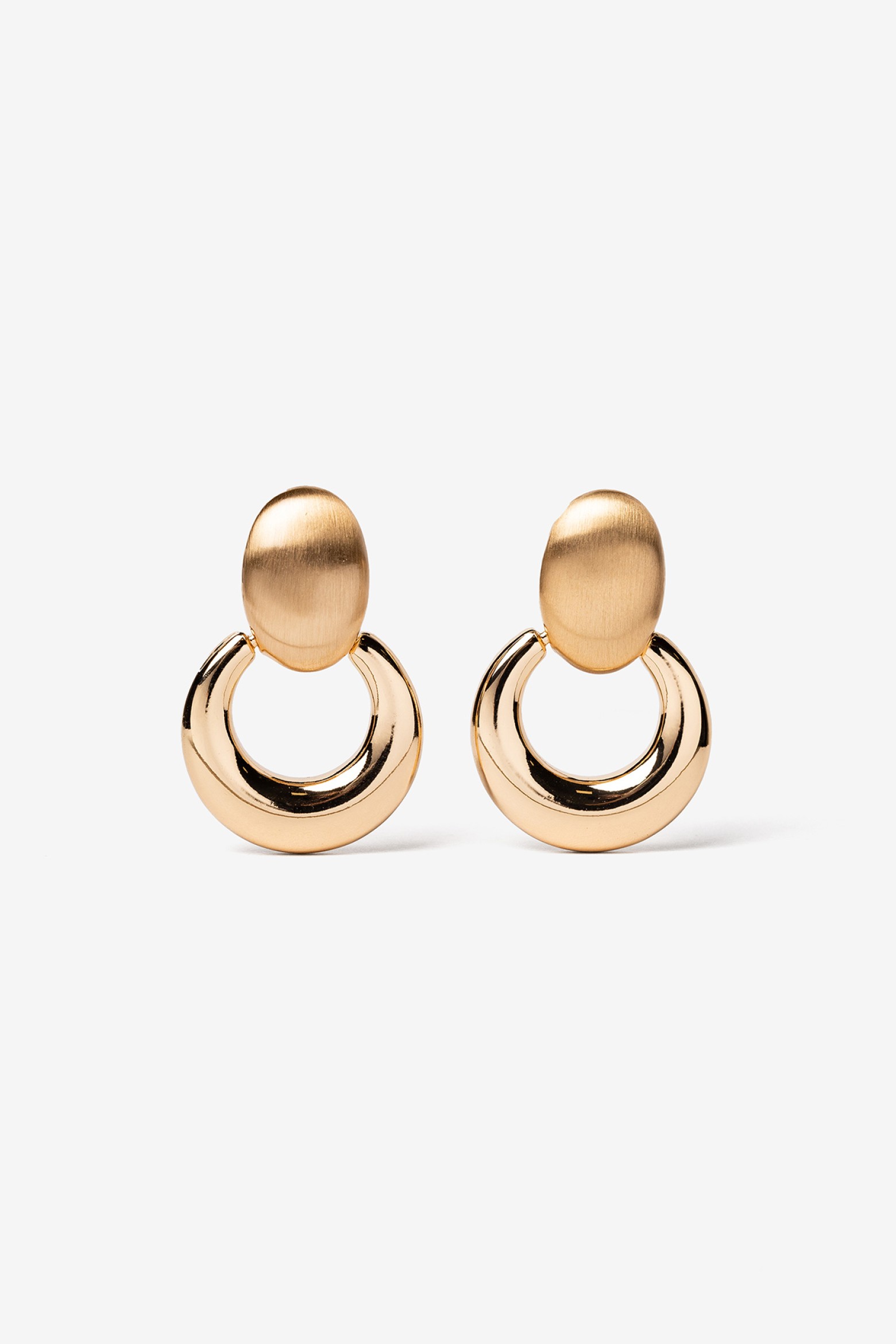 Pendientes dorados elegantes