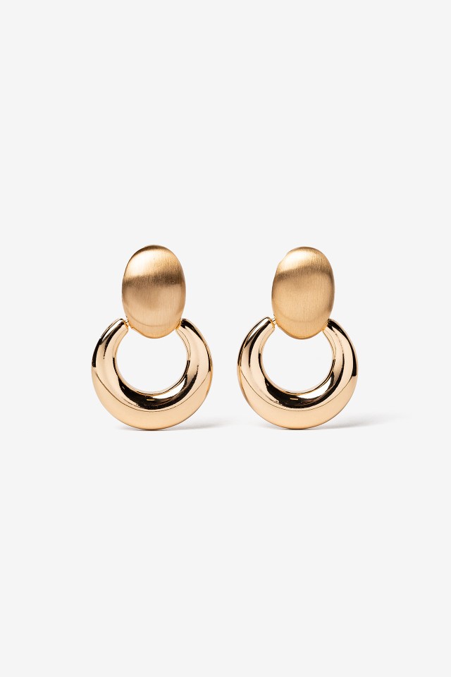 Pendientes dorados elegantes