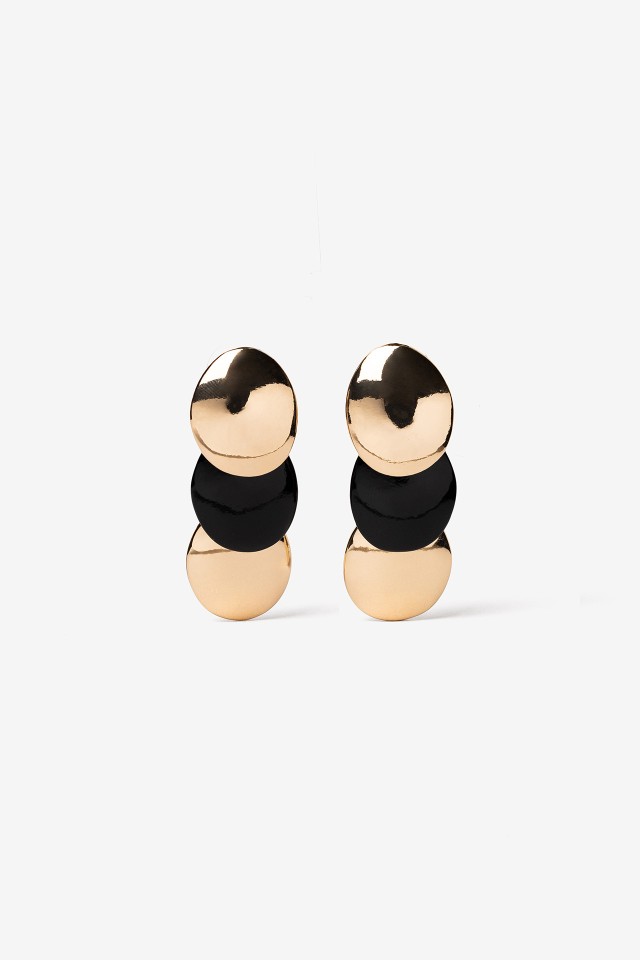 Pendientes dorados y negros