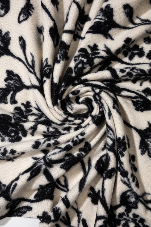 Cachecol Floral Bege e Preto Cachecol Floral Bege e Preto