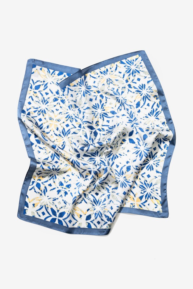 Bandana Satinada con Estampado de Azulejos