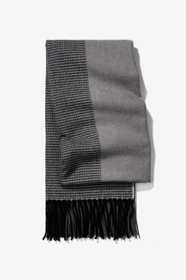 Cachecol Preto com Franjas