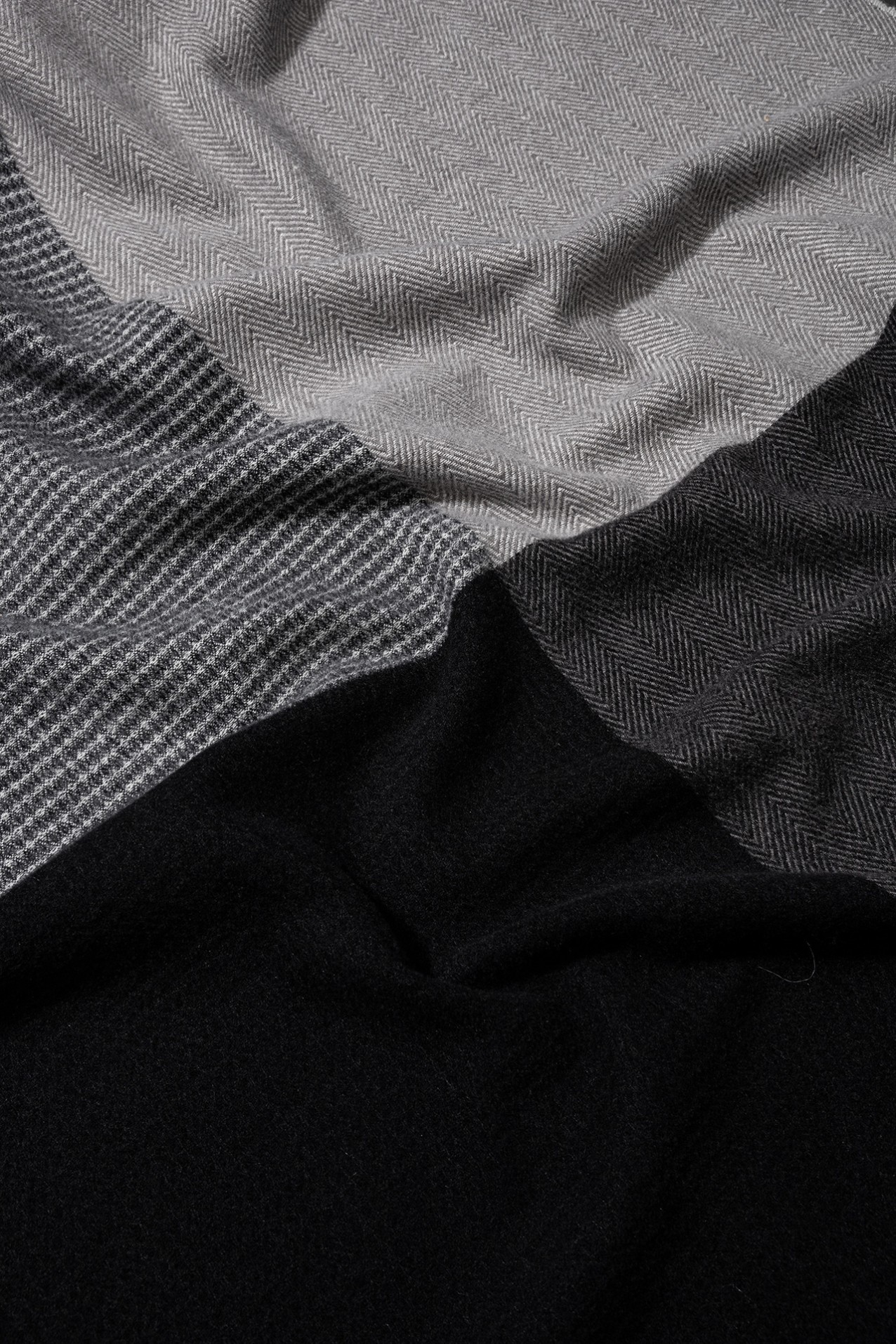 Bufanda negra con flecos