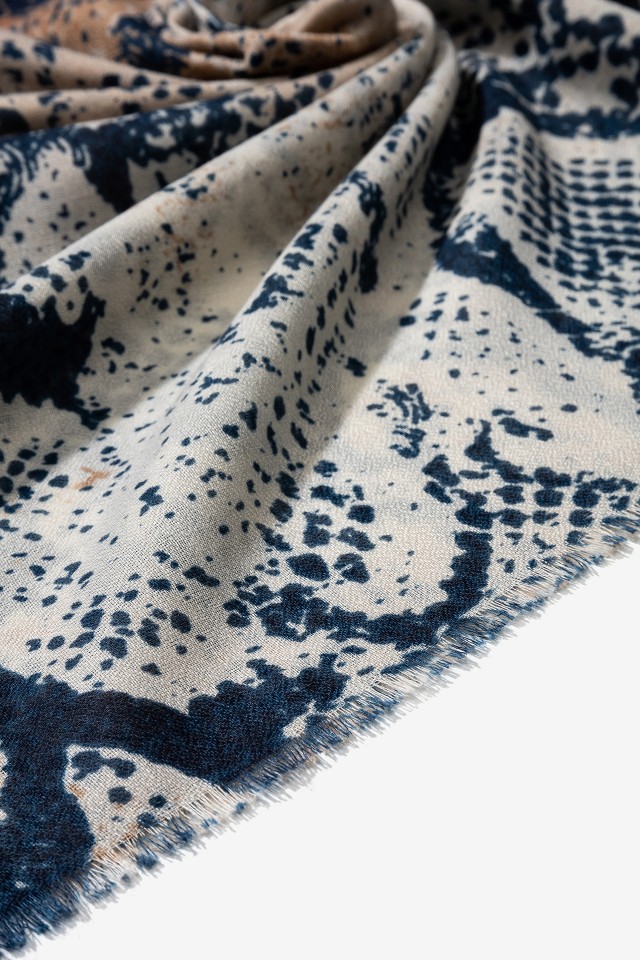 Lenço Estampado Azul e Bege Lenço Estampado Azul e Bege