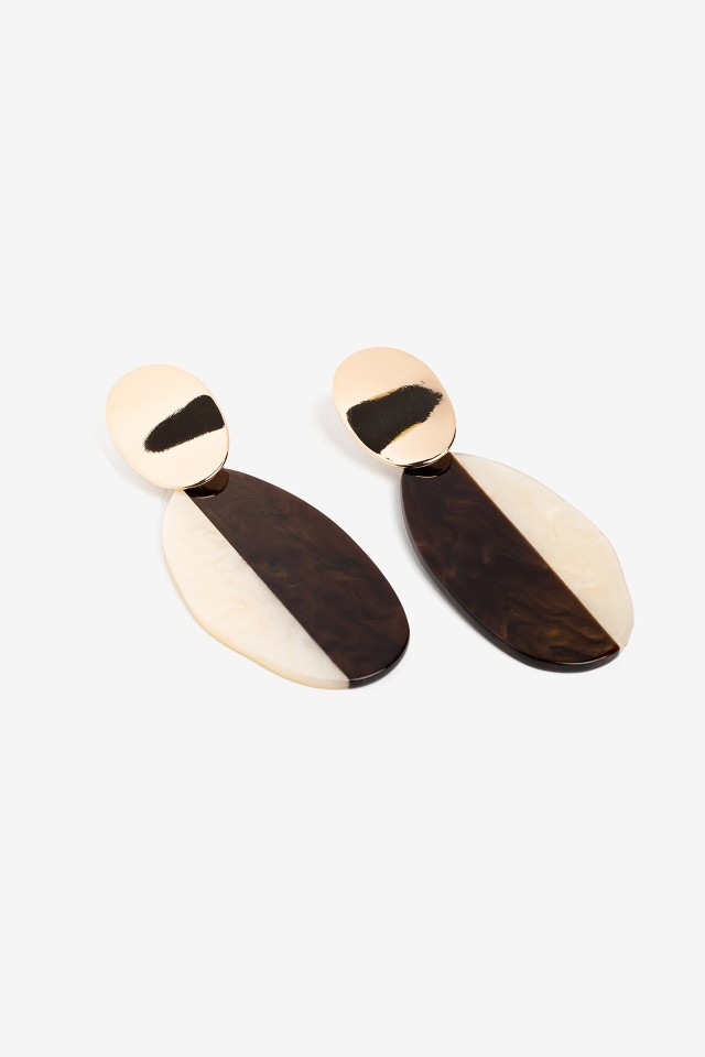 Pendientes dorados elegantes