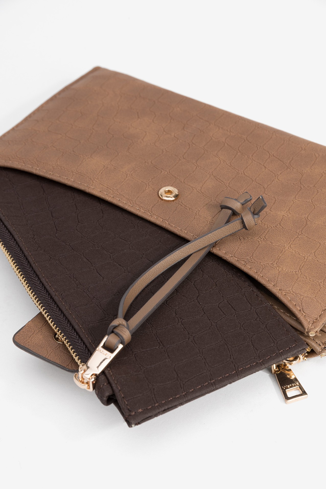 Crocodile-effect coin purse with flap.