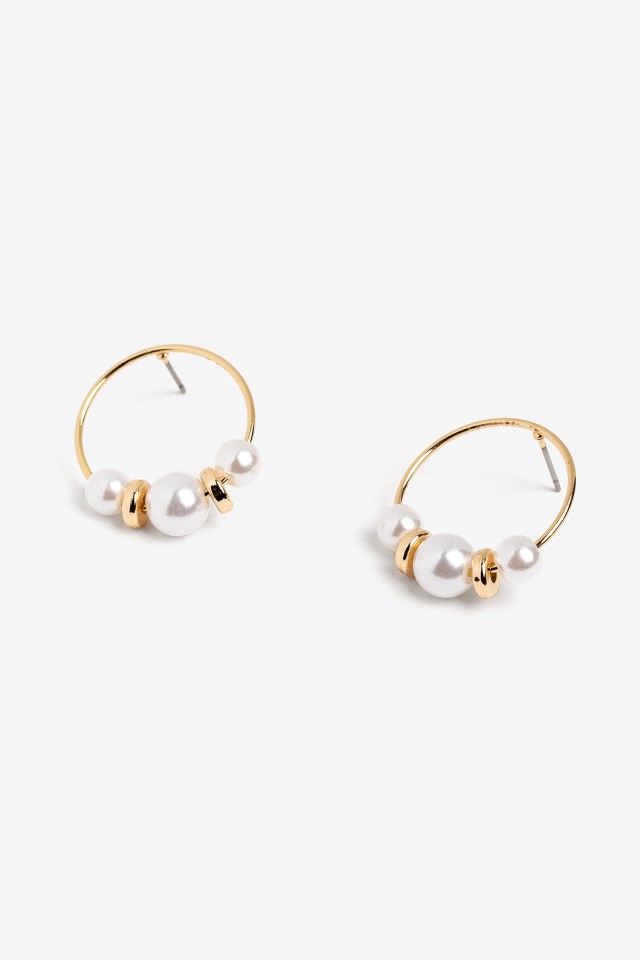Pendientes dorados con perlas