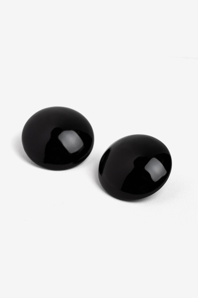Pendientes negros minimalistas