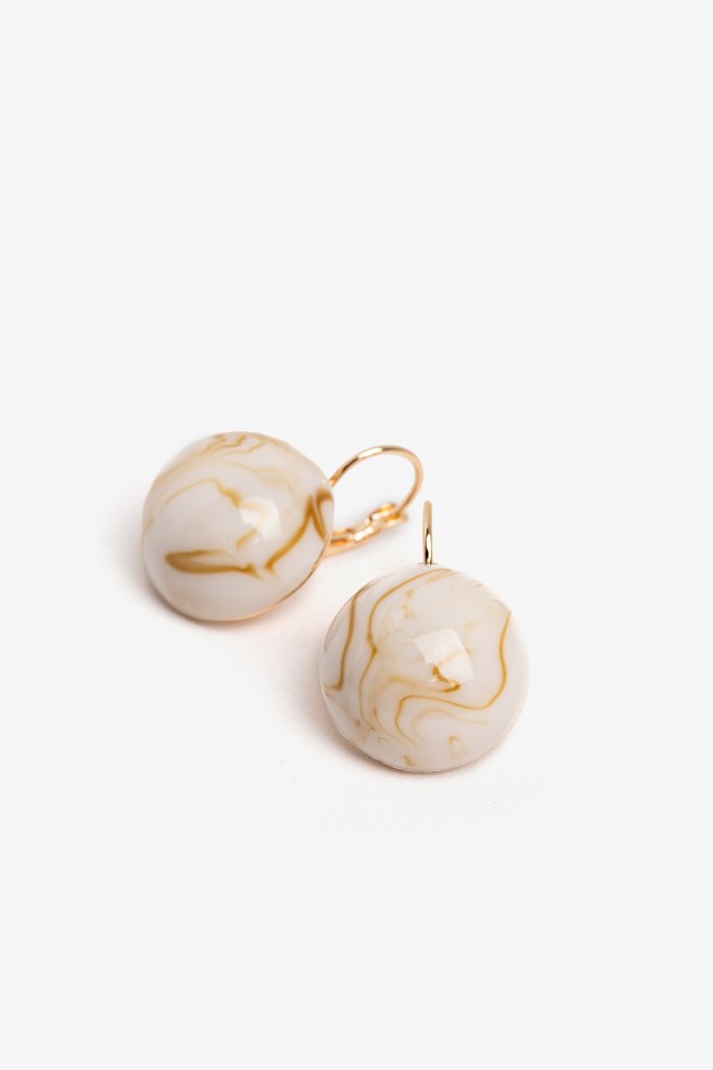 Pendientes dorados elegantes