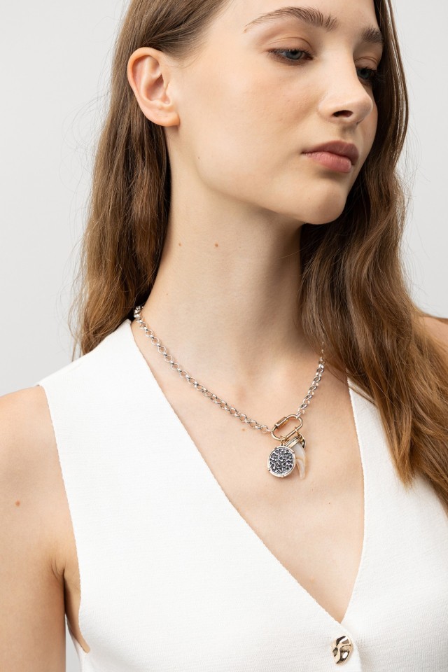 Collar con colgantes dorados