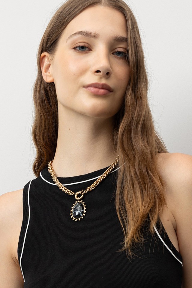 Collar dorado con colgante