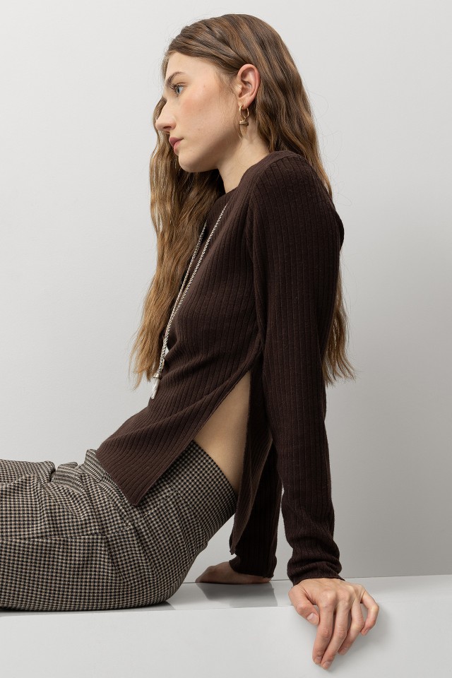Slim T-shirt with Asymmetric Hem