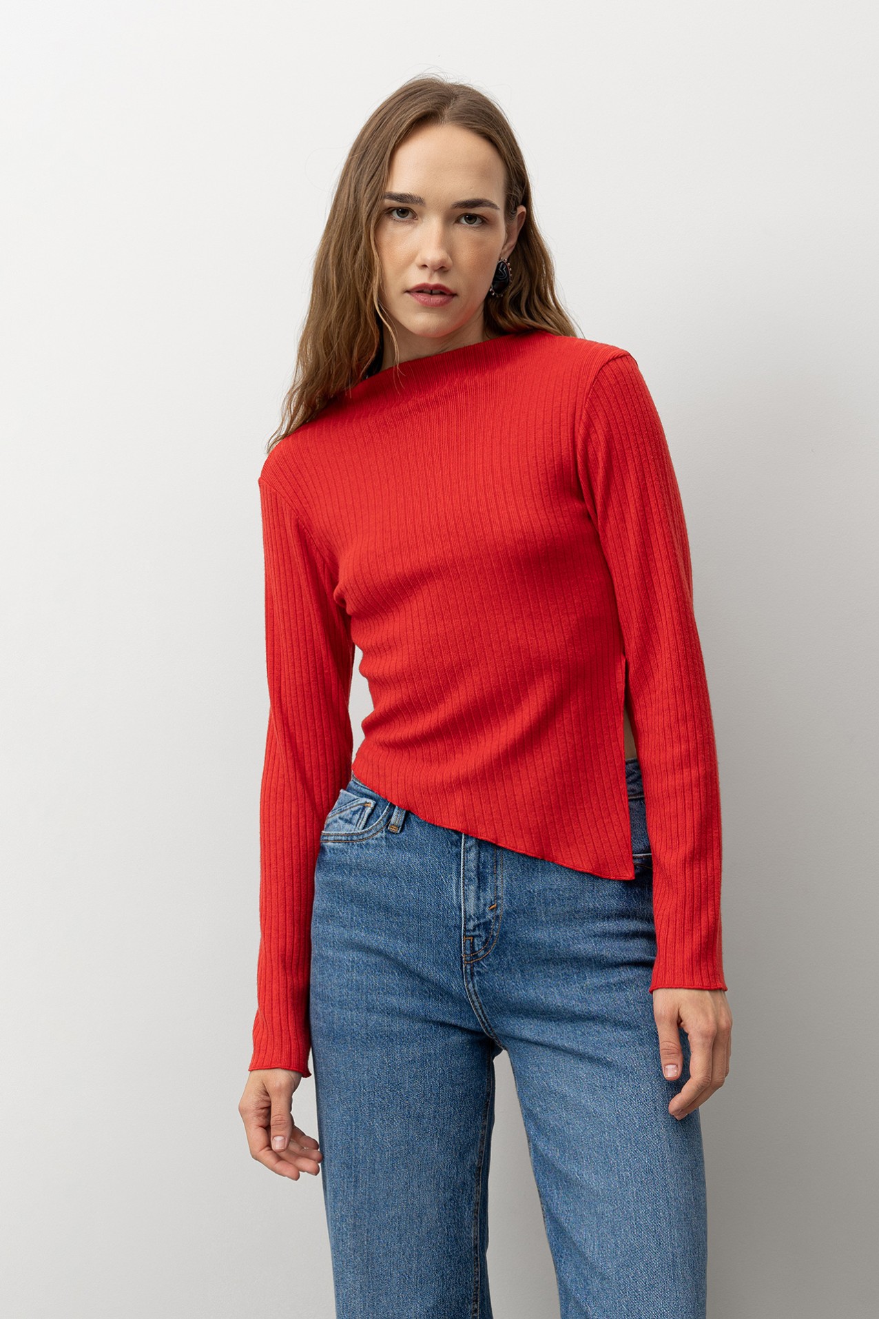 Slim T-shirt with Asymmetric Hem