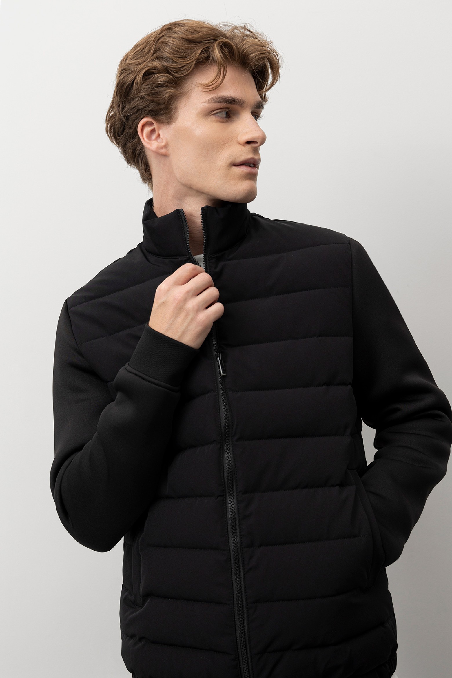 Chaqueta negra acolchada
