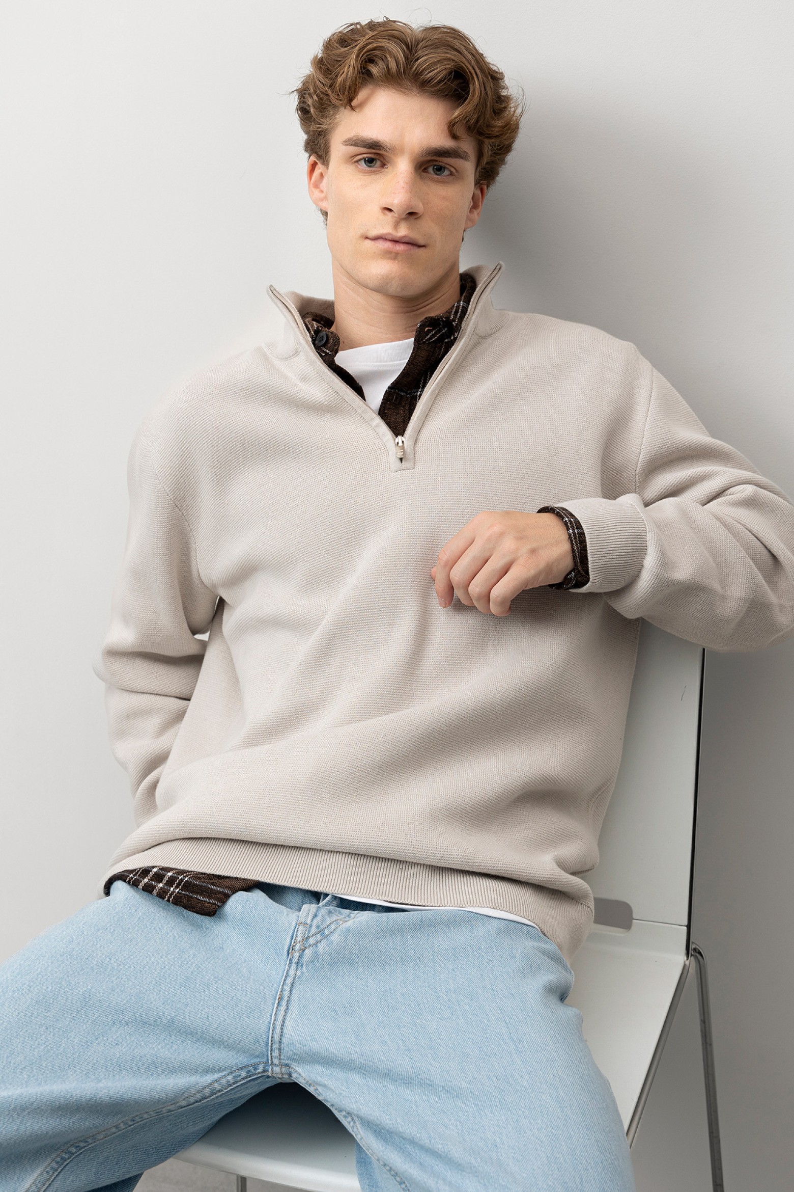 Camisola gris con cremallera