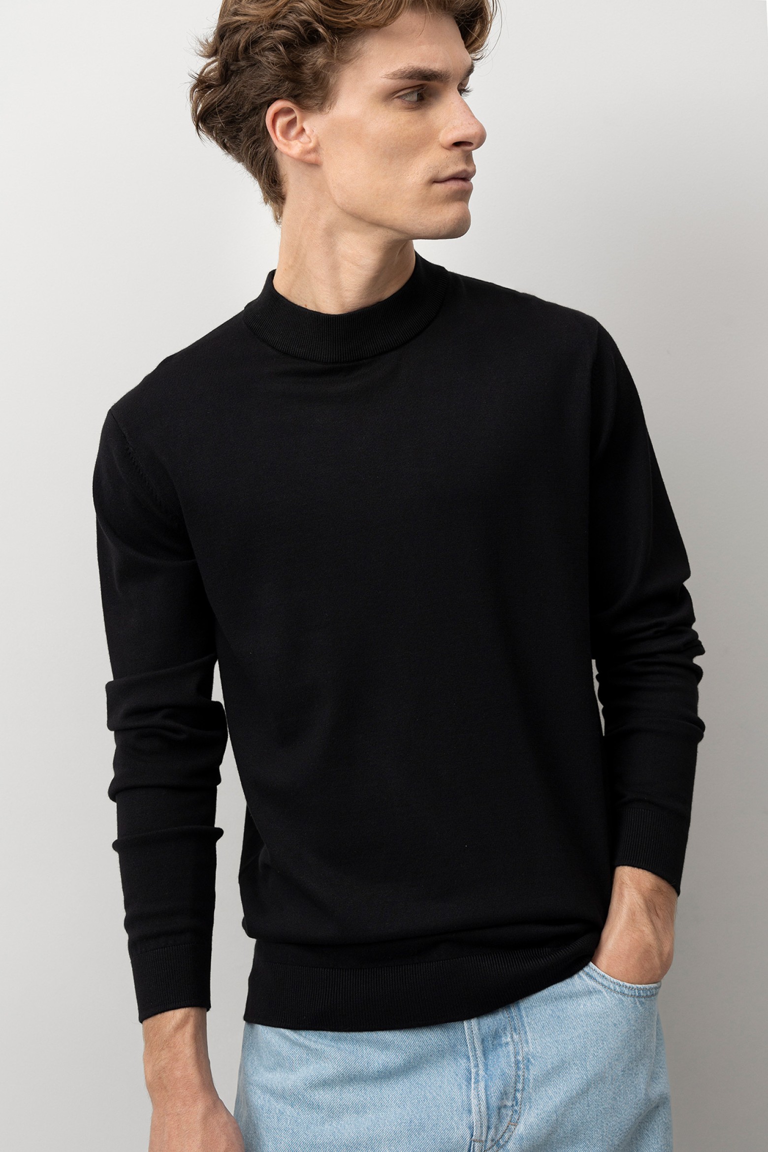 Camisola Negra Minimalista
