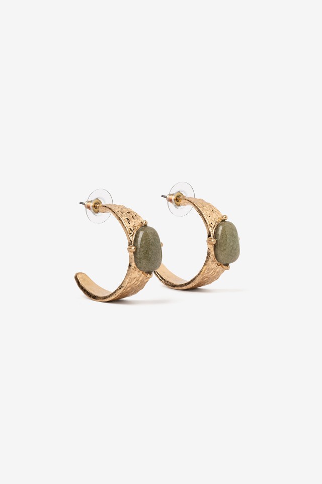 Pendientes dorados con piedra