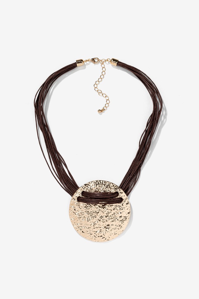 Collar dorado con medalln