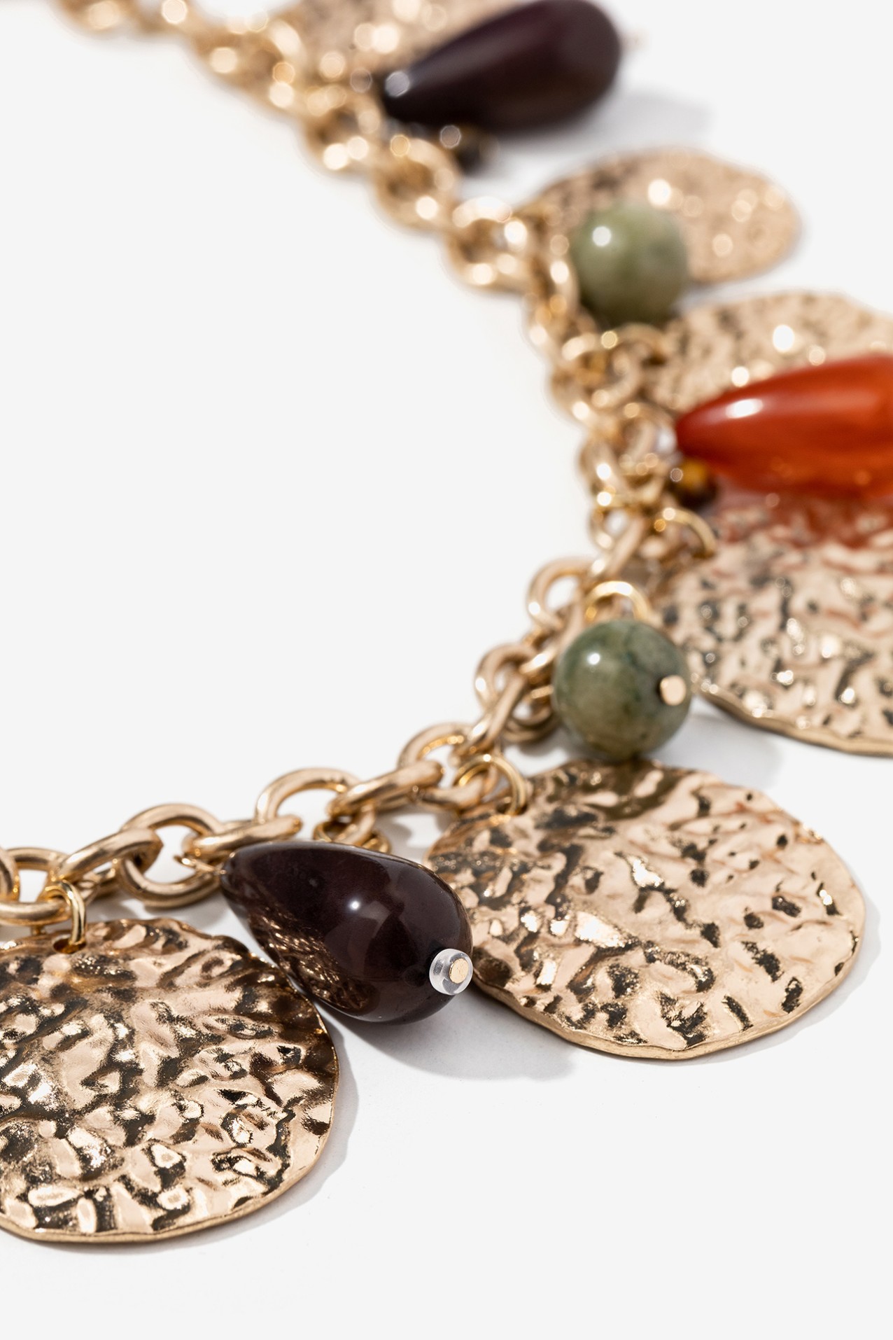 Collar dorado con colgantes