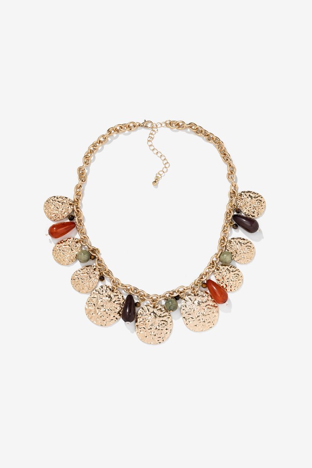 Collar dorado con colgantes