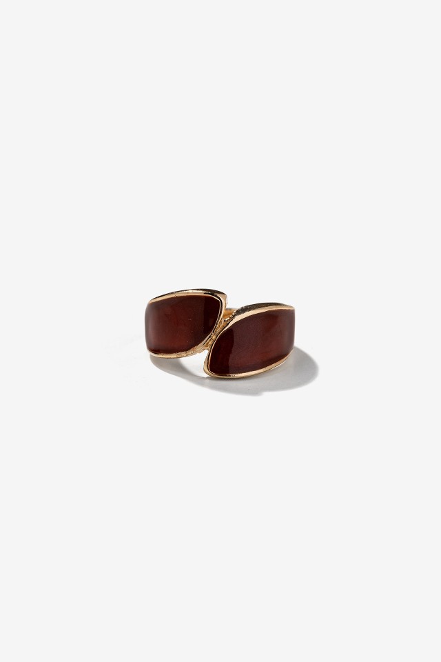 Anillo dorado elegante