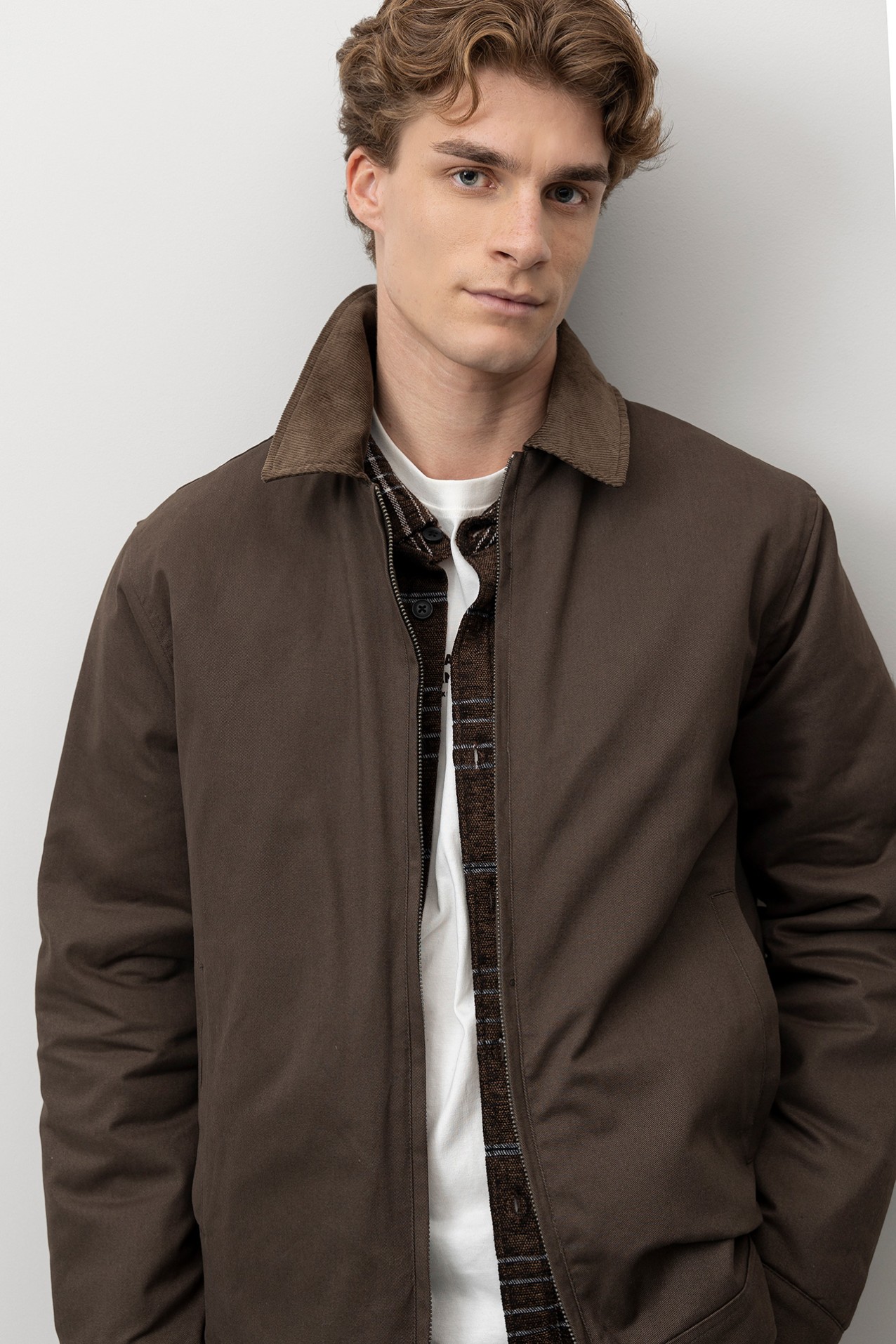 Casaco curto castanho