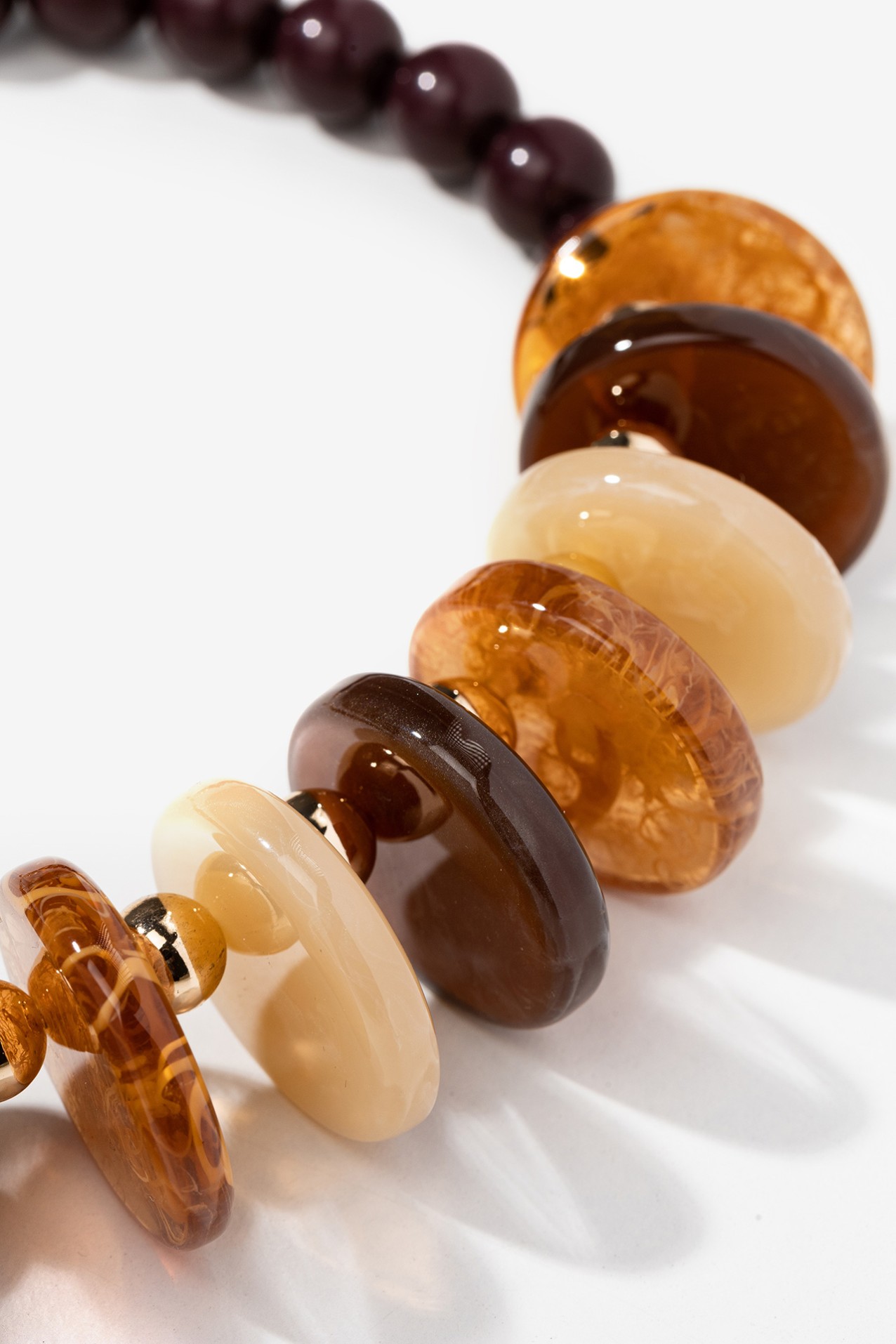 Colar Dourado e Castanho