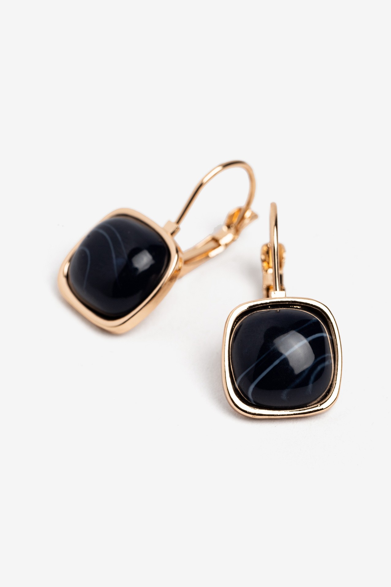 Brincos Dourados com Pedra Escura