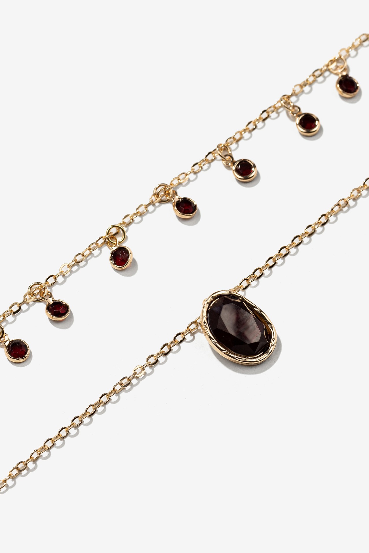 Colar Dourado com Pedras Vermelhas