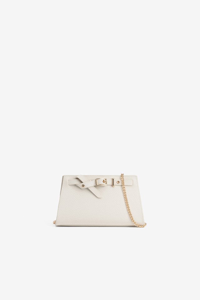 Cartera elegante con cadena