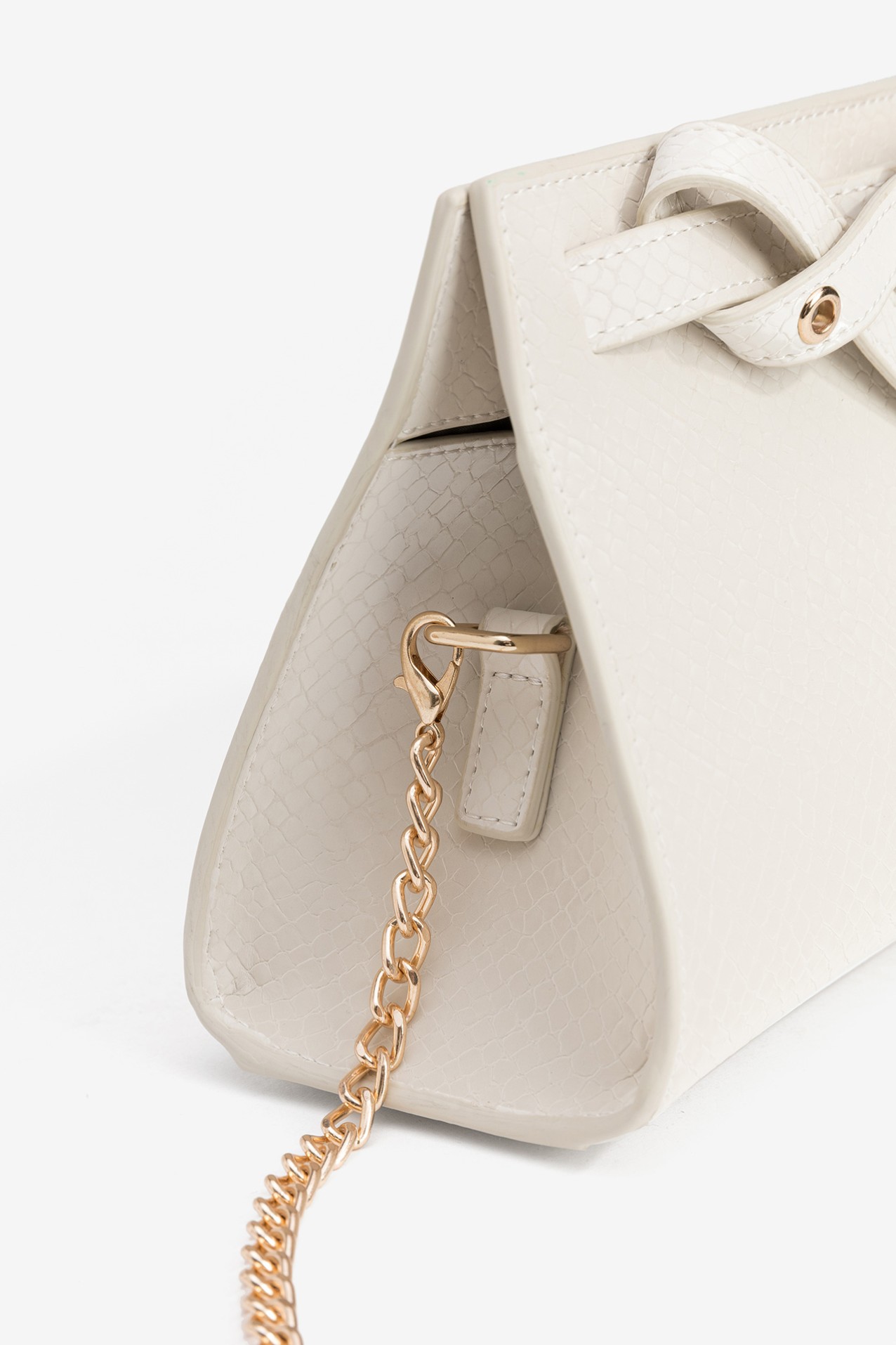Cartera elegante con cadena