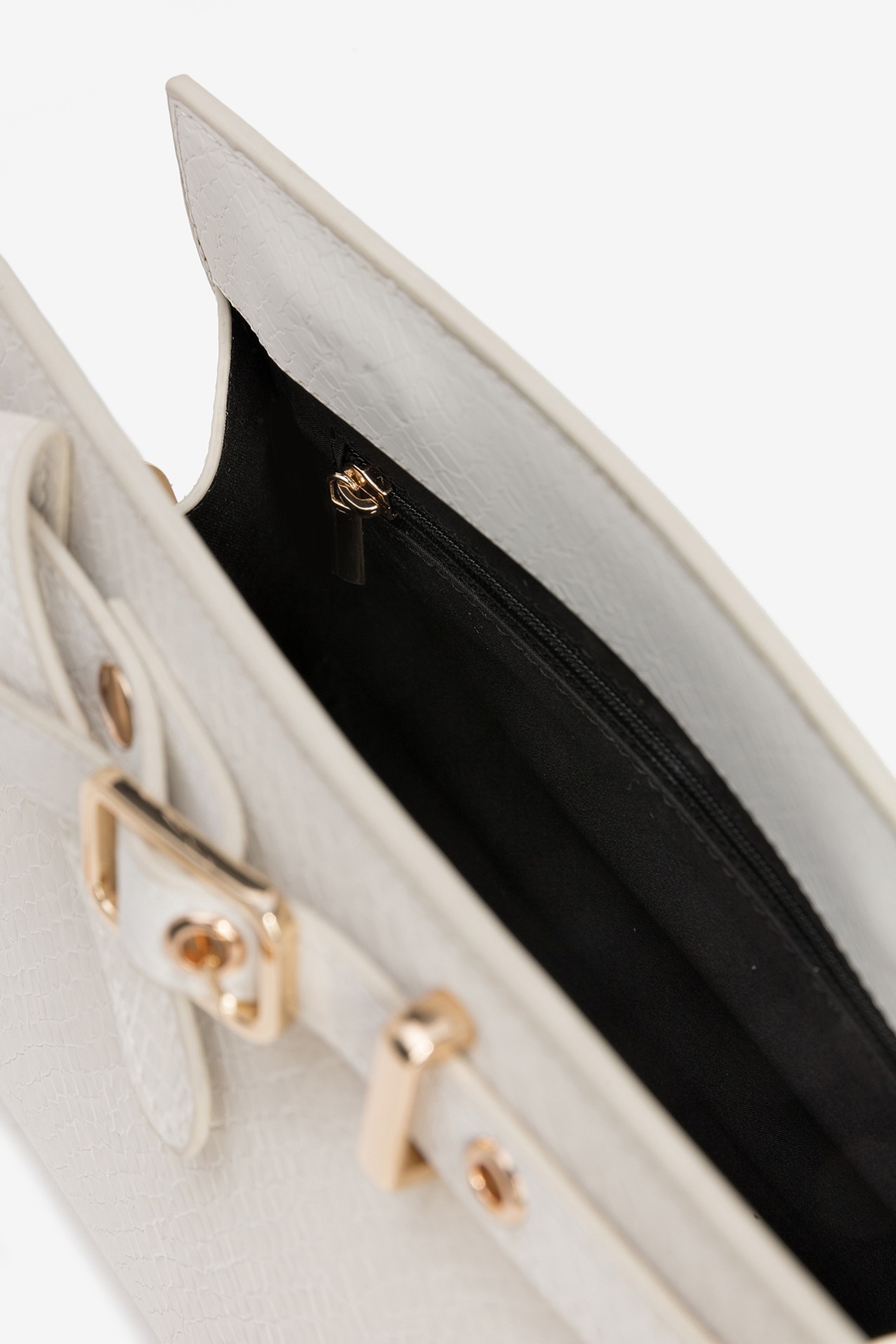 Cartera elegante con cadena