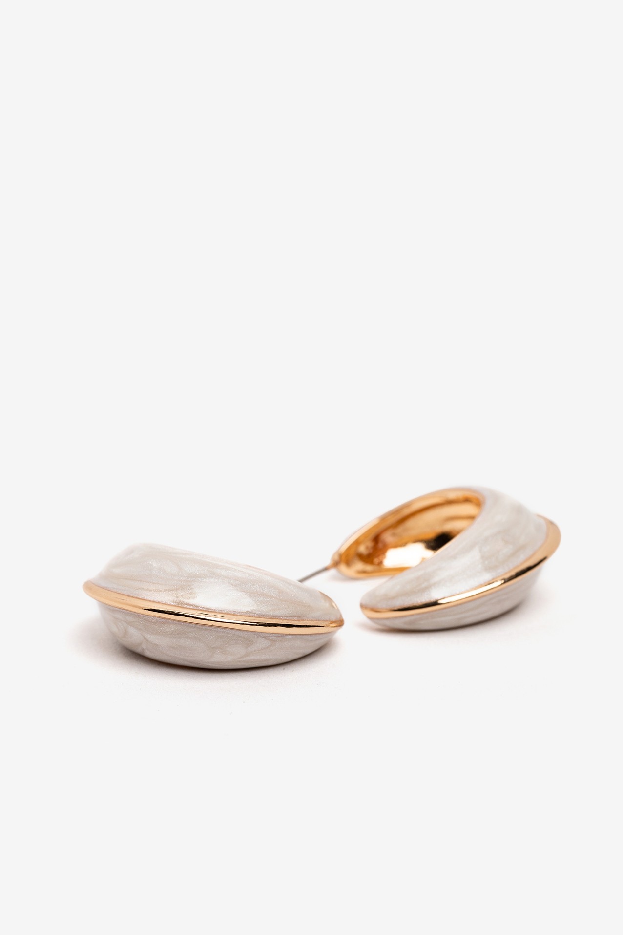 Pendientes dorados elegantes