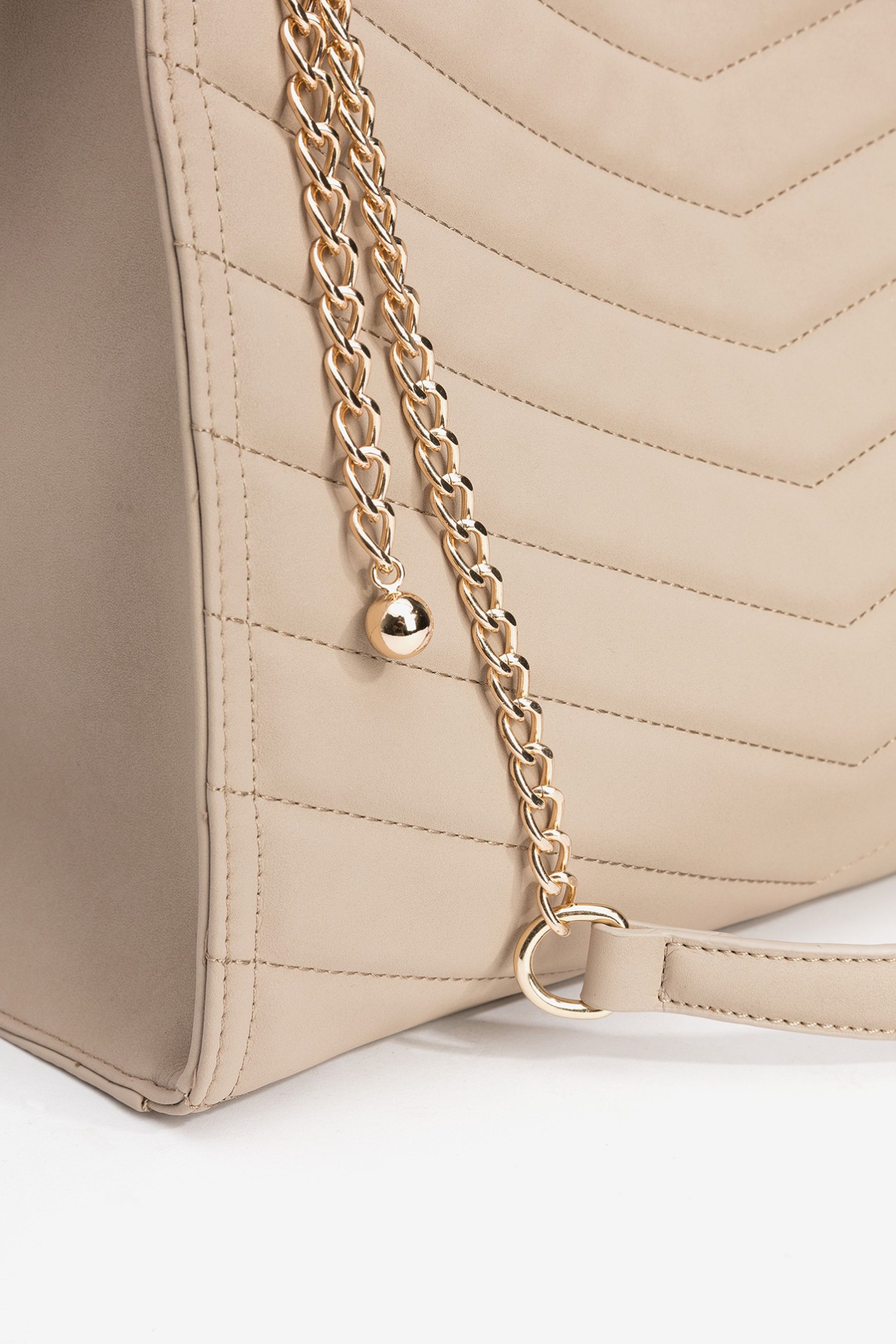 Bolso beige con cadena