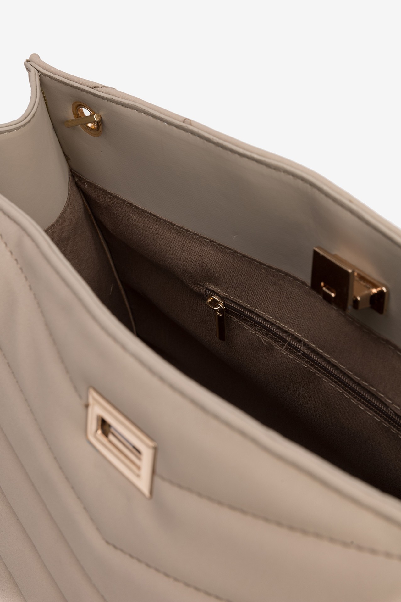 Bolso beige con cadena