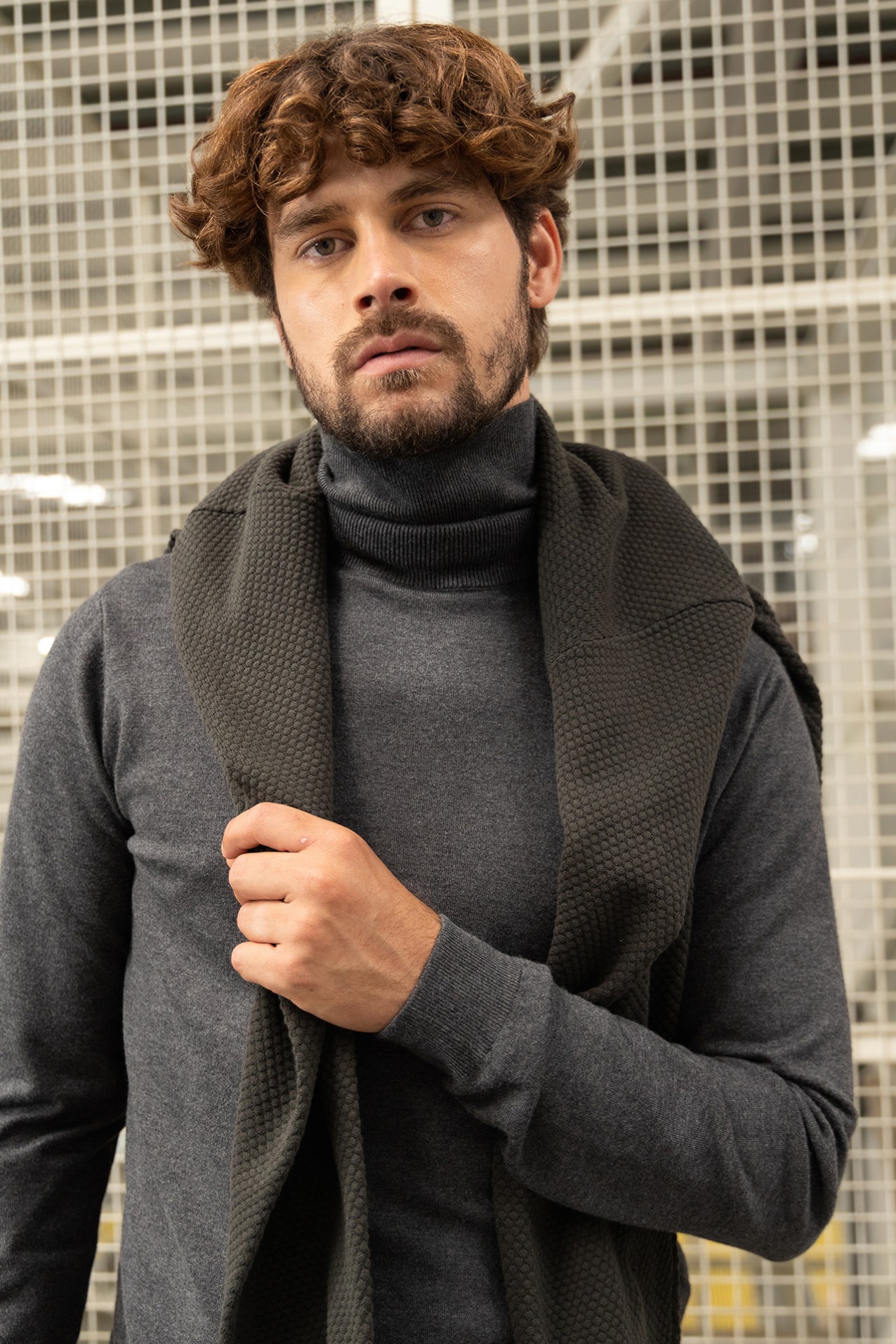 Camisola gris de cuello alto