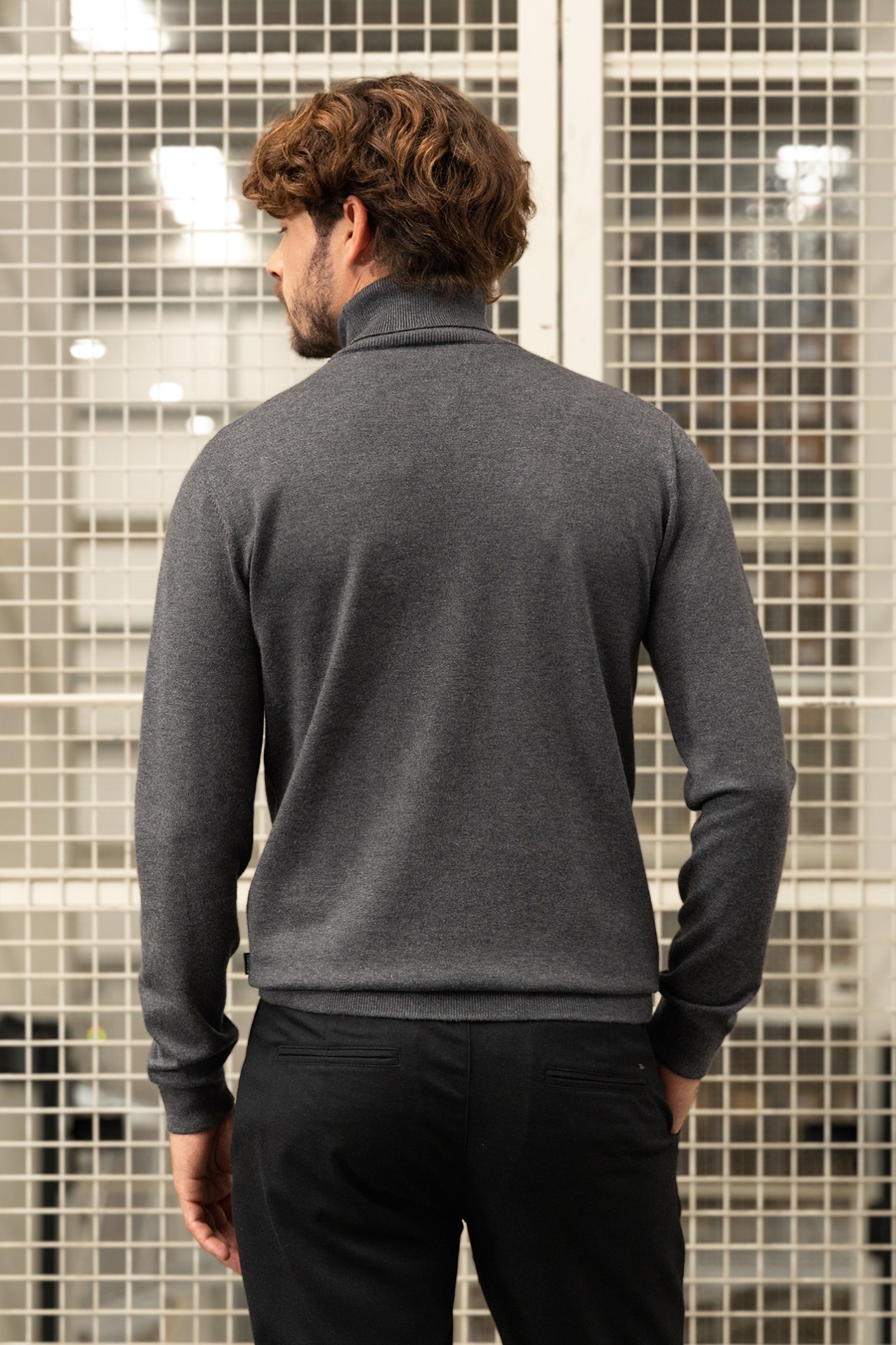 Camisola gris de cuello alto