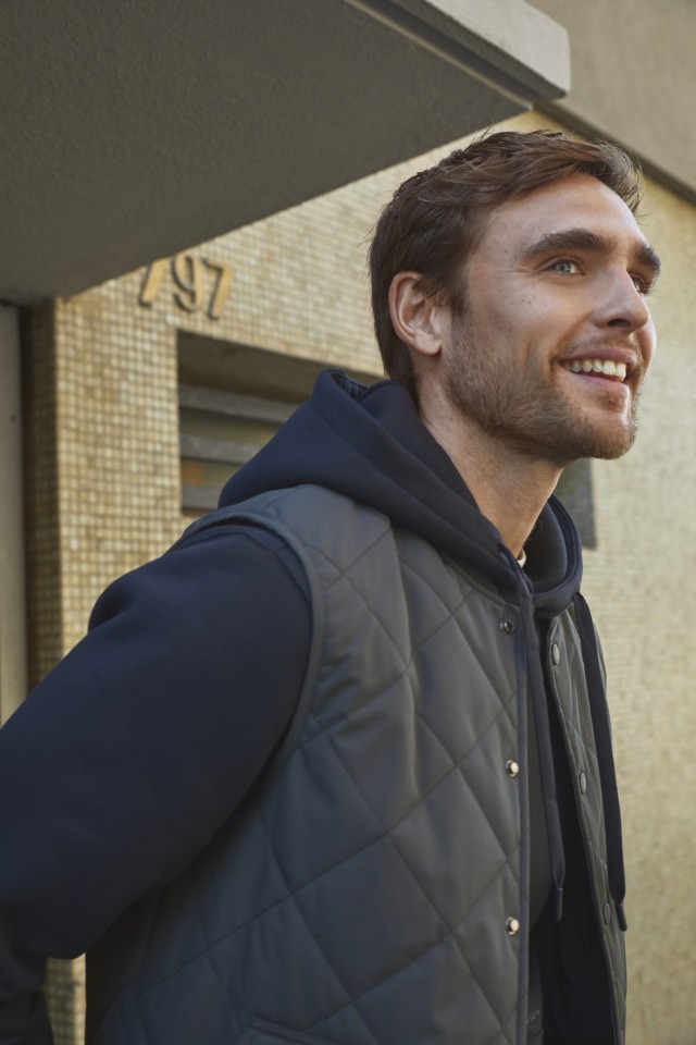 Hoodie negro con capucha