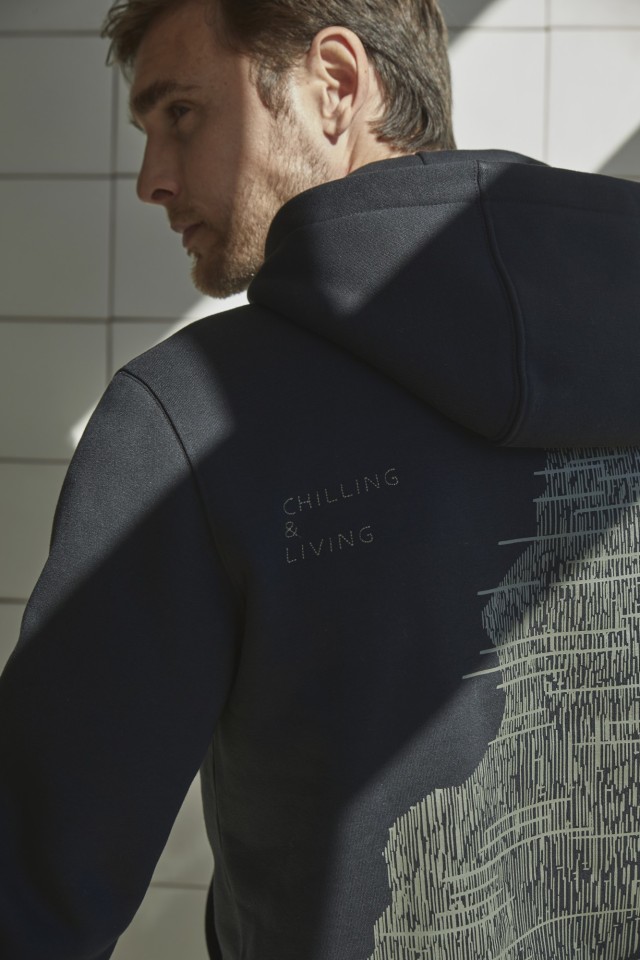 Hoodie negro con capucha