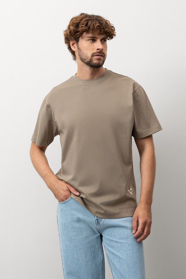 Camiseta marrn con estampado