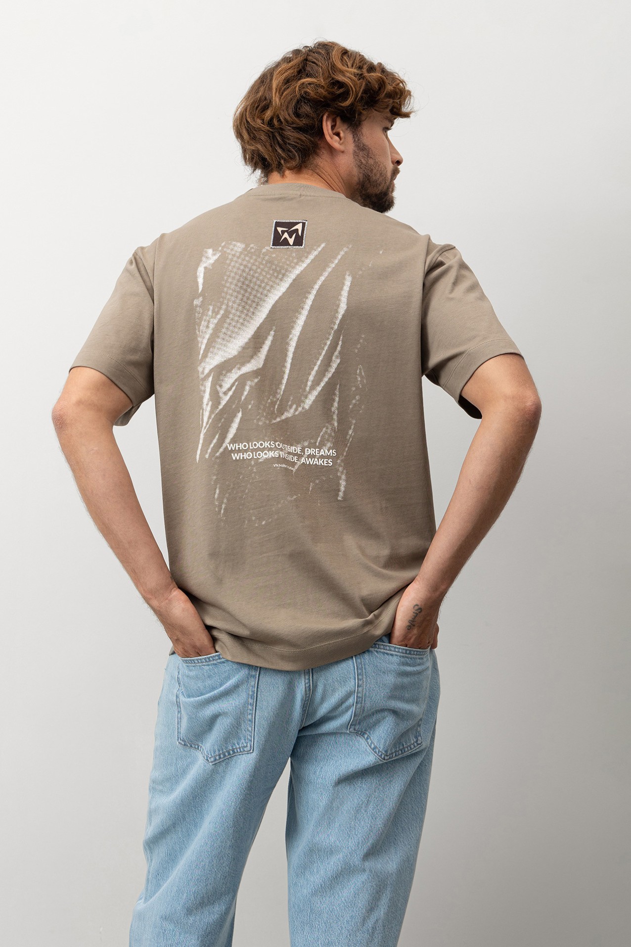 Camiseta marrn con estampado