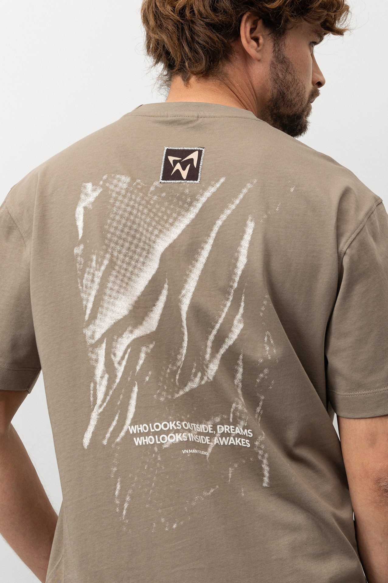 Camiseta marrn con estampado