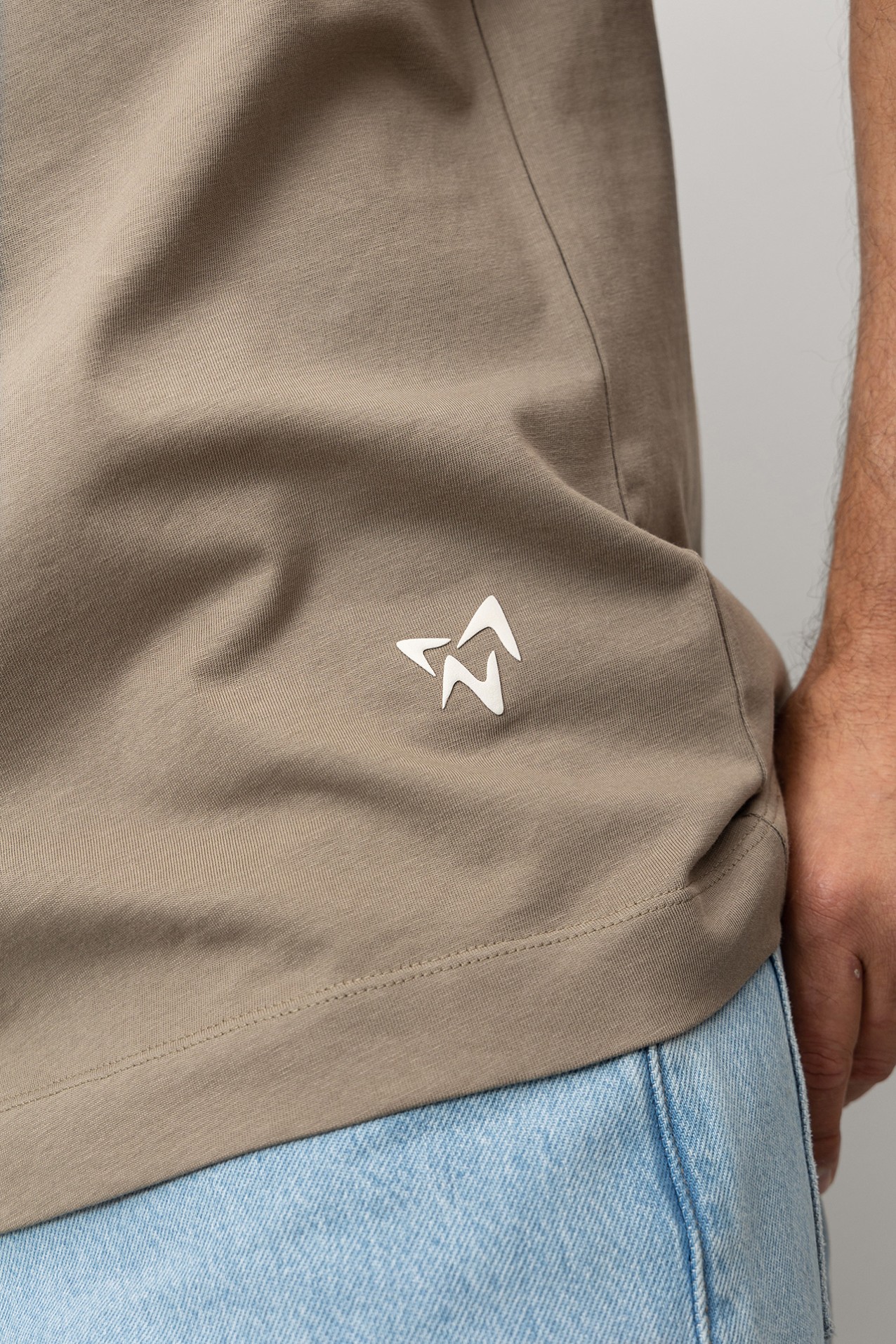 Camiseta marrn con estampado