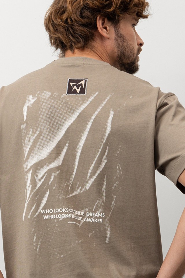 Camiseta marrn con estampado